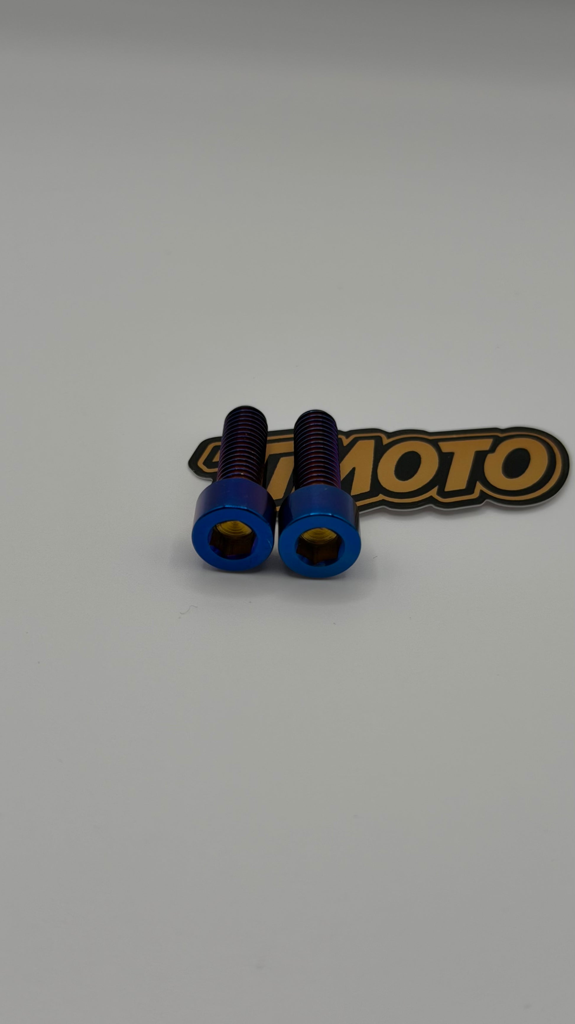 Two blue screws on a white background with a 'timoto' branded sticker.