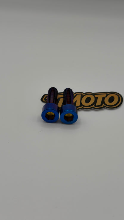 Two blue screws on a white background with a 'timoto' branded sticker.