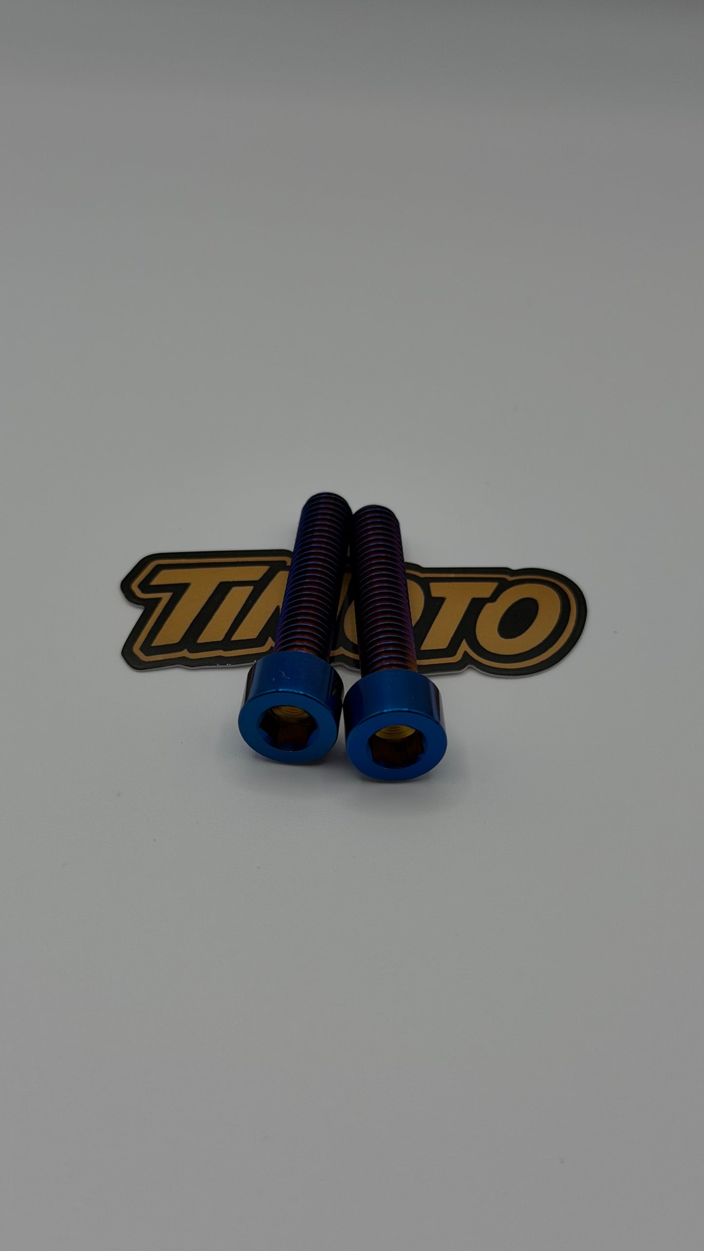 Two blue screws on a white background with 'timoto' branding.