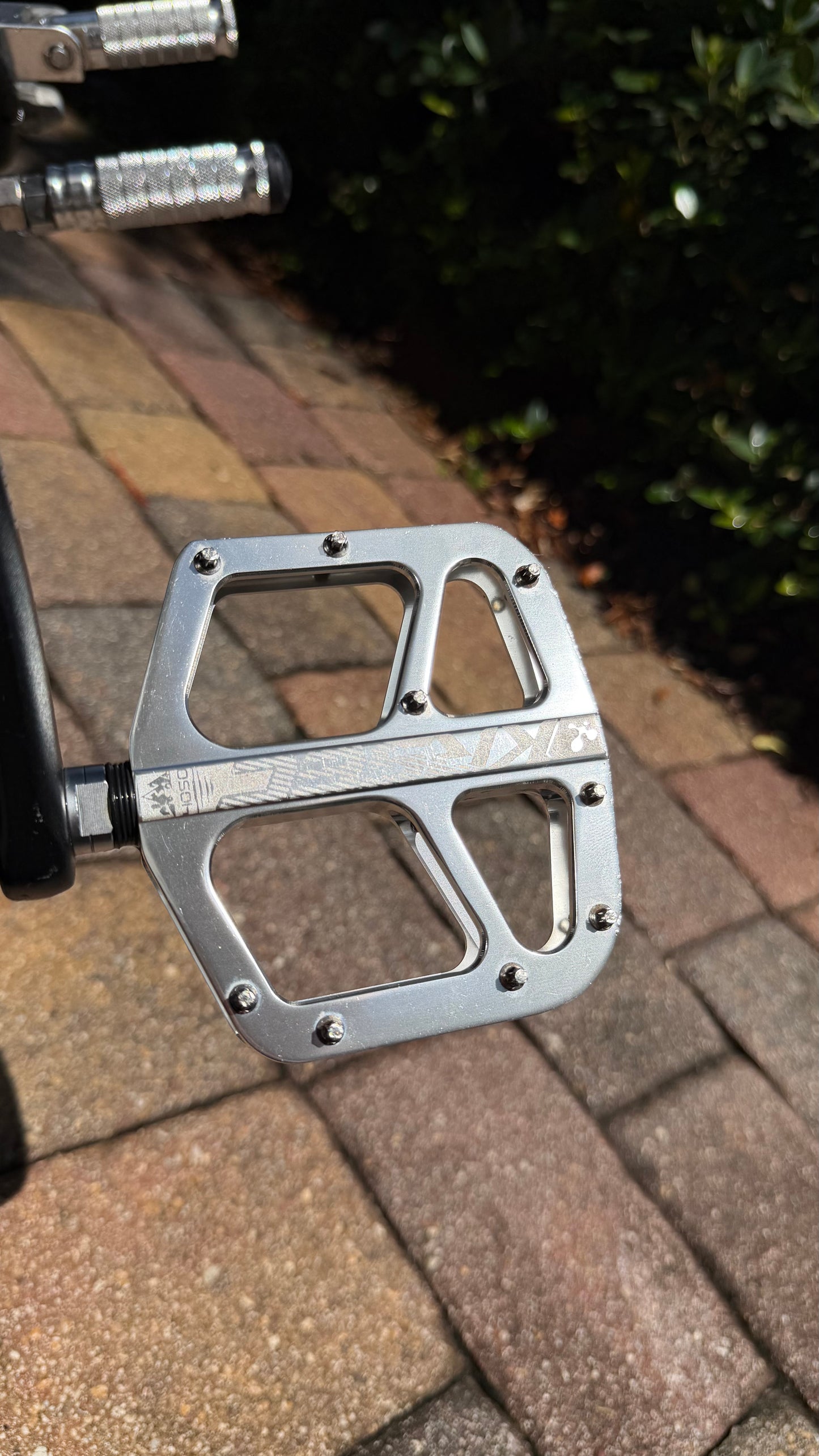 timoto wide chrome pedals-reflection close up