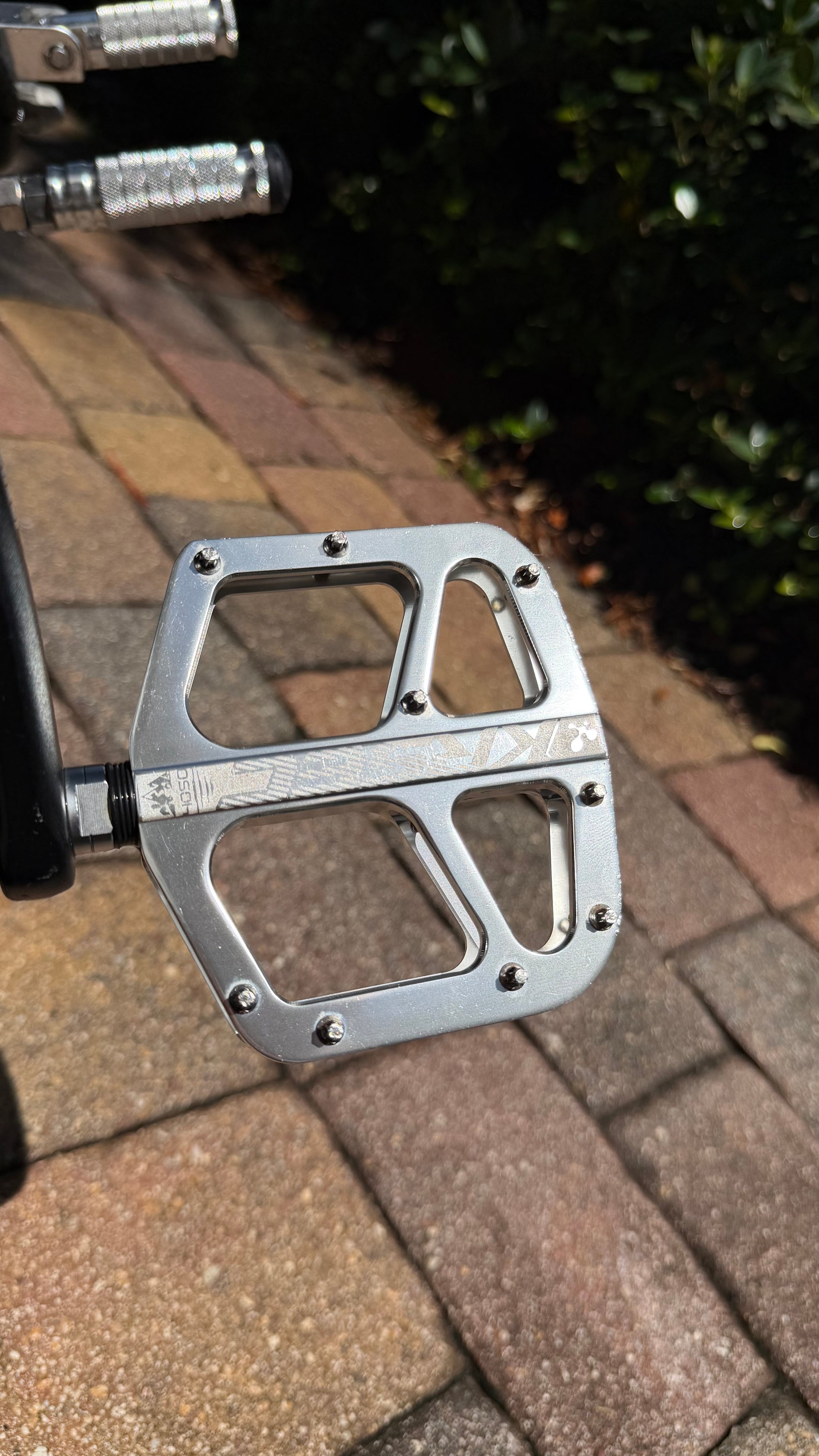 timoto wide chrome pedals-reflection close up