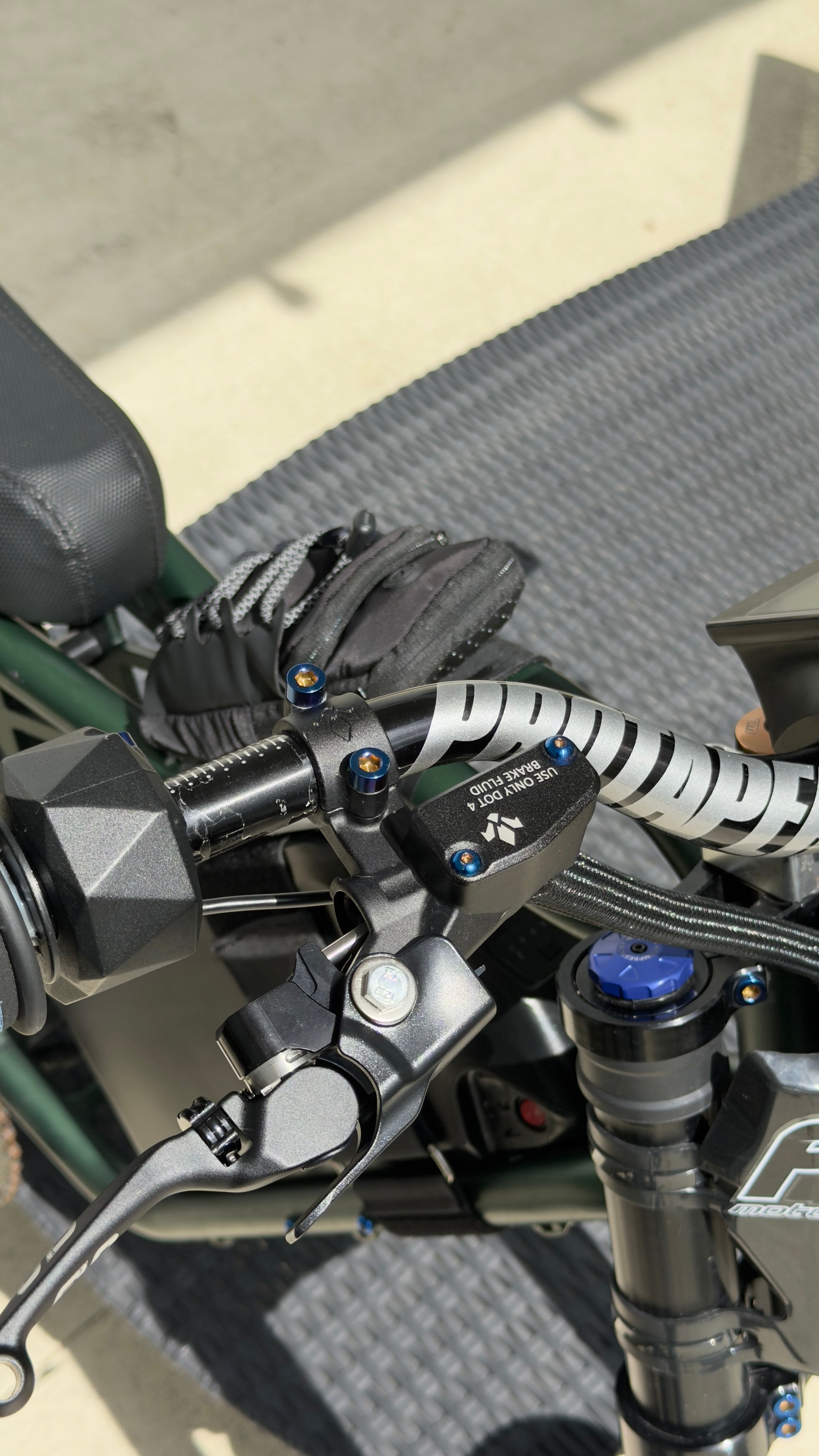 Formula/Ultra Bee Brake Reservoir Titanium Bolts- close up